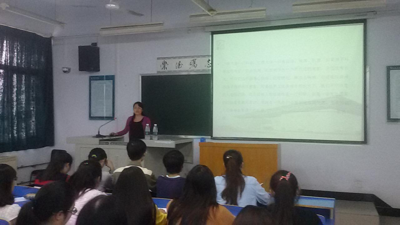 图一 许昌市城市规划馆馆长田秋琴在为师生作报告